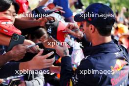 Daniel Ricciardo (AUS) Red Bull Racing Reserve and Third Driver with fans. 02.04.2023. Formula 1 World Championship, Rd 3, Australian Grand Prix, Albert Park, Melbourne, Australia, Race Day.