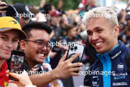 Alexander Albon (THA) Williams Racing with fans. 30.03.2023. Formula 1 World Championship, Rd 3, Australian Grand Prix, Albert Park, Melbourne, Australia, Preparation Day.