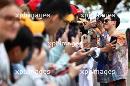 Zhou Guanyu (CHN) Alfa Romeo F1 Team with fans. 30.03.2023. Formula 1 World Championship, Rd 3, Australian Grand Prix, Albert Park, Melbourne, Australia, Preparation Day.