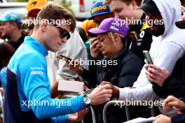 Logan Sargeant (USA) Williams Racing with fans. 30.03.2023. Formula 1 World Championship, Rd 3, Australian Grand Prix, Albert Park, Melbourne, Australia, Preparation Day.