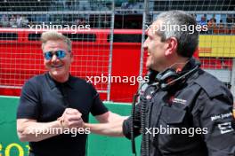 (L to R): Gordon Ramsey (GBR) Celebrity Chef with Guenther Steiner (ITA) Haas F1 Team Prinicipal on the grid. 02.07.2023. Formula 1 World Championship, Rd 10, Austrian Grand Prix, Spielberg, Austria, Race Day.