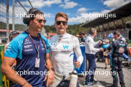 Logan Sargeant (USA) Williams Racing with Ben Jacobs (AUS) Williams Racing Personal Trainer on the grid. 02.07.2023. Formula 1 World Championship, Rd 10, Austrian Grand Prix, Spielberg, Austria, Race Day.