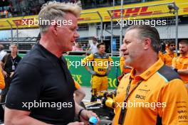 (L to R): Gordon Ramsey (GBR) Celebrity Chef with Zak Brown (USA) McLaren Executive Director on the grid. 02.07.2023. Formula 1 World Championship, Rd 10, Austrian Grand Prix, Spielberg, Austria, Race Day.