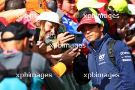 Nyck de Vries (NLD) AlphaTauri with fans. 02.07.2023. Formula 1 World Championship, Rd 10, Austrian Grand Prix, Spielberg, Austria, Race Day.