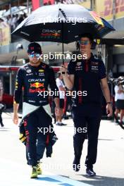 Sergio Perez (MEX) Red Bull Racing with Jo Canales, Red Bull Racing Personal Trainer on the grid. 30.04.2023. Formula 1 World Championship, Rd 4, Azerbaijan Grand Prix, Baku Street Circuit, Azerbaijan, Race Day.