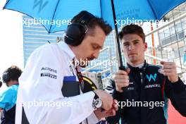 Logan Sargeant (USA) Williams Racing with Gaetan Jego, Williams Racing Race Engineer on the grid. 30.04.2023. Formula 1 World Championship, Rd 4, Azerbaijan Grand Prix, Baku Street Circuit, Azerbaijan, Race Day.