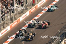Max Verstappen (NLD) Red Bull Racing RB19 and George Russell (GBR) Mercedes AMG F1 W14 battle for position. 29.04.2023. Formula 1 World Championship, Rd 4, Azerbaijan Grand Prix, Baku Street Circuit, Azerbaijan, Sprint Day.
