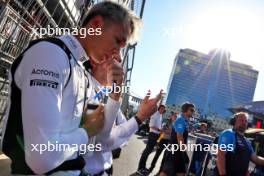 Alexander Albon (THA) Williams Racing with James Urwin (GBR) Williams Racing Race Engineer on the grid. 29.04.2023. Formula 1 World Championship, Rd 4, Azerbaijan Grand Prix, Baku Street Circuit, Azerbaijan, Sprint Day.