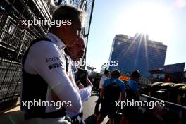 Alexander Albon (THA) Williams Racing with James Urwin (GBR) Williams Racing Race Engineer on the grid. 29.04.2023. Formula 1 World Championship, Rd 4, Azerbaijan Grand Prix, Baku Street Circuit, Azerbaijan, Sprint Day.
