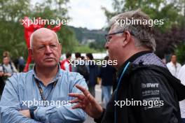 (L to R): Dieter Rencken (RSA) Journalist with Otmar Szafnauer (USA) Alpine F1 Team, Team Principal. 29.07.2023. Formula 1 World Championship, Rd 13, Belgian Grand Prix, Spa Francorchamps, Belgium, Sprint Day.