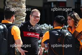 Andreas Seidl (GER) Sauber Group Chief Executive Officer with members of the McLaren team. 03.03.2023. Formula 1 World Championship, Rd 1, Bahrain Grand Prix, Sakhir, Bahrain, Practice Day