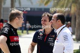 Andreas Seidl (GER) Sauber Group Chief Executive Officer (Left) with Pierre Wache (FRA) Red Bull Racing Technical Director (Centre). 03.03.2023. Formula 1 World Championship, Rd 1, Bahrain Grand Prix, Sakhir, Bahrain, Practice Day