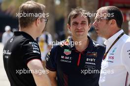 Andreas Seidl (GER) Sauber Group Chief Executive Officer (Left) with Pierre Wache (FRA) Red Bull Racing Technical Director (Centre). 03.03.2023. Formula 1 World Championship, Rd 1, Bahrain Grand Prix, Sakhir, Bahrain, Practice Day