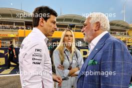 (L to R): Toto Wolff (GER) Mercedes AMG F1 Shareholder and Executive Director with Raquel Stroll (BRA) and her husband Lawrence Stroll (CDN) Aston Martin F1 Team Investor on the grid. 05.03.2023. Formula 1 World Championship, Rd 1, Bahrain Grand Prix, Sakhir, Bahrain, Race Day.