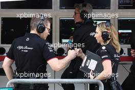 (L to R): Andreas Seidl (GER) Sauber Group Chief Executive Officer with rbun on the pit gantry. 05.03.2023. Formula 1 World Championship, Rd 1, Bahrain Grand Prix, Sakhir, Bahrain, Race Day.