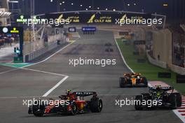 Carlos Sainz Jr (ESP) Ferrari SF-23 and Lewis Hamilton (GBR) Mercedes AMG F1 W14 battle for position. 05.03.2023. Formula 1 World Championship, Rd 1, Bahrain Grand Prix, Sakhir, Bahrain, Race Day.