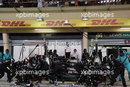 Lewis Hamilton (GBR) Mercedes AMG F1 W14 makes a pit stop. 05.03.2023. Formula 1 World Championship, Rd 1, Bahrain Grand Prix, Sakhir, Bahrain, Race Day.