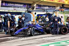Alexander Albon (THA) Williams Racing FW45 makes a pit stop. 05.03.2023. Formula 1 World Championship, Rd 1, Bahrain Grand Prix, Sakhir, Bahrain, Race Day.