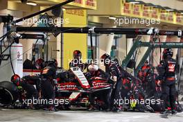 Nico Hulkenberg (GER) Haas VF-23 makes a pit stop - nosecone change. 05.03.2023. Formula 1 World Championship, Rd 1, Bahrain Grand Prix, Sakhir, Bahrain, Race Day.