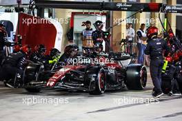 Valtteri Bottas (FIN) Alfa Romeo F1 Team C43 makes a pit stop. 05.03.2023. Formula 1 World Championship, Rd 1, Bahrain Grand Prix, Sakhir, Bahrain, Race Day.