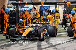 Lando Norris (GBR) McLaren MCL60 makes a pit stop. 05.03.2023. Formula 1 World Championship, Rd 1, Bahrain Grand Prix, Sakhir, Bahrain, Race Day.