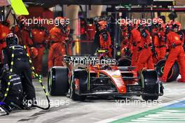 Carlos Sainz Jr (ESP) Ferrari SF-23 makes a pit stop. 05.03.2023. Formula 1 World Championship, Rd 1, Bahrain Grand Prix, Sakhir, Bahrain, Race Day.