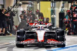 Nico Hulkenberg (GER) Haas VF-23 makes a pit stop. 05.03.2023. Formula 1 World Championship, Rd 1, Bahrain Grand Prix, Sakhir, Bahrain, Race Day.