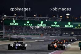 Logan Sargeant (USA) Williams Racing FW45 and Lando Norris (GBR) McLaren MCL60 battle for position. 05.03.2023. Formula 1 World Championship, Rd 1, Bahrain Grand Prix, Sakhir, Bahrain, Race Day.