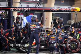 Max Verstappen (NLD) Red Bull Racing RB19 makes a pit stop. 05.03.2023. Formula 1 World Championship, Rd 1, Bahrain Grand Prix, Sakhir, Bahrain, Race Day.