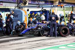 Alexander Albon (THA) Williams Racing FW45 makes a pit stop. 05.03.2023. Formula 1 World Championship, Rd 1, Bahrain Grand Prix, Sakhir, Bahrain, Race Day.