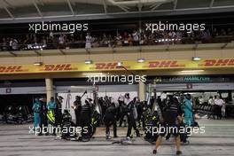 Mercedes AMG F1 makes a pit stop. 05.03.2023. Formula 1 World Championship, Rd 1, Bahrain Grand Prix, Sakhir, Bahrain, Race Day.