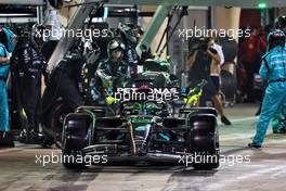 George Russell (GBR) Mercedes AMG F1 W14 makes a pit stop. 05.03.2023. Formula 1 World Championship, Rd 1, Bahrain Grand Prix, Sakhir, Bahrain, Race Day.