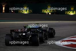 Fernando Alonso (ESP) Aston Martin F1 Team AMR23 leads Lewis Hamilton (GBR) Mercedes AMG F1 W14. 05.03.2023. Formula 1 World Championship, Rd 1, Bahrain Grand Prix, Sakhir, Bahrain, Race Day.