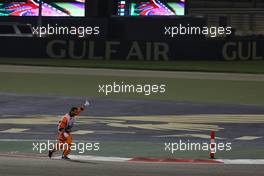 A marshal clears debris from the circuit. 04.03.2023. Formula 1 World Championship, Rd 1, Bahrain Grand Prix, Sakhir, Bahrain, Qualifying Day.