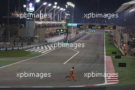 A marshal clears debris from the circuit. 04.03.2023. Formula 1 World Championship, Rd 1, Bahrain Grand Prix, Sakhir, Bahrain, Qualifying Day.