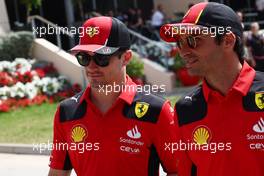 (L to R): Charles Leclerc (MON) Ferrari and team mate Carlos Sainz Jr (ESP) Ferrari. 04.03.2023. Formula 1 World Championship, Rd 1, Bahrain Grand Prix, Sakhir, Bahrain, Qualifying Day.