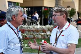 (L to R): Carlos Sainz (ESP) with Mika Hakkinen (FIN). 04.03.2023. Formula 1 World Championship, Rd 1, Bahrain Grand Prix, Sakhir, Bahrain, Qualifying Day.