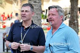 Charley Boorman (GBR) TV Presenter and Writer (Right) with Tom Kristensen (DEN) FIA Drivers' Commission President (Left). 04.03.2023. Formula 1 World Championship, Rd 1, Bahrain Grand Prix, Sakhir, Bahrain, Qualifying Day.