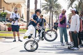Yuki Tsunoda (JPN) AlphaTauri on a BMX bike. 04.03.2023. Formula 1 World Championship, Rd 1, Bahrain Grand Prix, Sakhir, Bahrain, Qualifying Day.