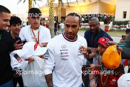 Lewis Hamilton (GBR) Mercedes AMG F1 with fans. 04.03.2023. Formula 1 World Championship, Rd 1, Bahrain Grand Prix, Sakhir, Bahrain, Qualifying Day.