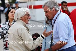 (L to R): Bernie Ecclestone (GBR) with Carlos Sainz (ESP). 05.03.2023. Formula 1 World Championship, Rd 1, Bahrain Grand Prix, Sakhir, Bahrain, Race Day.