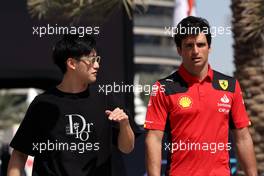 (L to R): Zhou Guanyu (CHN) Alfa Romeo F1 Team with Carlos Sainz Jr (ESP) Ferrari. 02.03.2023. Formula 1 World Championship, Rd 1, Bahrain Grand Prix, Sakhir, Bahrain, Preparation Day.