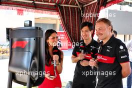 (L to R): Lissie Mackintosh (GBR) F1 Presenter and Content Creator with Zhou Guanyu (CHN) Alfa Romeo F1 Team and Valtteri Bottas (FIN) Alfa Romeo F1 Team. 02.03.2023. Formula 1 World Championship, Rd 1, Bahrain Grand Prix, Sakhir, Bahrain, Preparation Day.