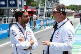 (L to R): Jerome d'Ambrosio (BEL) Mercedes AMG F1 Driver Development Director with Ron Meadows (GBR) Mercedes AMG F1 Team Manager. 04.11.2023. Formula 1 World Championship, Rd 21, Brazilian Grand Prix, Sao Paulo, Brazil, Sprint Day.