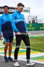 Logan Sargeant (USA) Williams Racing walks the circuit with the team. 02.11.2023. Formula 1 World Championship, Rd 21, Brazilian Grand Prix, Sao Paulo, Brazil, Preparation Day.