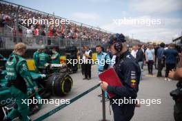 Adrian Newey (GBR) Red Bull Racing Chief Technical Officer looks at the Aston Martin F1 Team AMR23 of Fernando Alonso (ESP) on the grid. 18.06.2023. Formula 1 World Championship, Rd 9, Canadian Grand Prix, Montreal, Canada, Race Day.