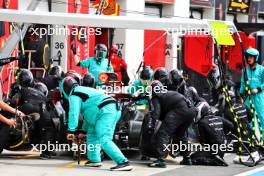 Lewis Hamilton (GBR) Mercedes AMG F1 W14 makes a pit stop. 18.06.2023. Formula 1 World Championship, Rd 9, Canadian Grand Prix, Montreal, Canada, Race Day.