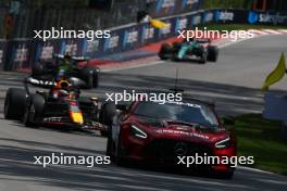 Max Verstappen (NLD) Red Bull Racing RB19 leads behind the Mercedes AMG FIA Safety Car. 18.06.2023. Formula 1 World Championship, Rd 9, Canadian Grand Prix, Montreal, Canada, Race Day.