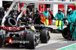 Lewis Hamilton (GBR) Mercedes AMG F1 W14 makes a pit stop. 18.06.2023. Formula 1 World Championship, Rd 9, Canadian Grand Prix, Montreal, Canada, Race Day.