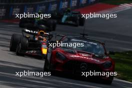 Max Verstappen (NLD) Red Bull Racing RB19 leads behind the Mercedes AMG FIA Safety Car. 18.06.2023. Formula 1 World Championship, Rd 9, Canadian Grand Prix, Montreal, Canada, Race Day.